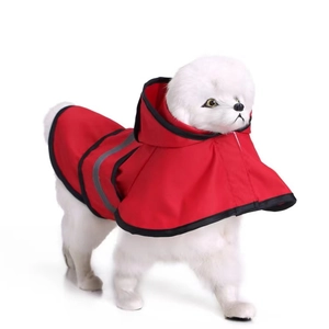 Détail de l'imperméable rouge pour chien avec bandes réfléchissantes haute visibilité
