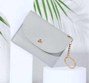 Portefeuille enveloppe en similicuir gris clair avec bouton pression doré et porte-clés