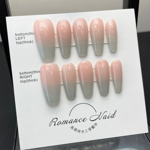 Unghie finte fatte a mano con sfumatura rosa e grigia elegante su carta da esposizione