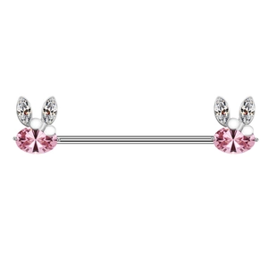 Dettaglio del piercing industriale con zirconi a forma di coniglio rosa e barra