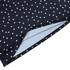 Détail de robe à pois noirs et blancs montrant les coutures et la texture du tissu