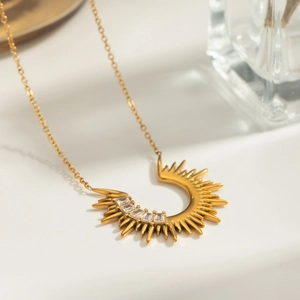 Collier tournesol en acier inoxydable plaqué or 18k avec pendentif en zircon blanc