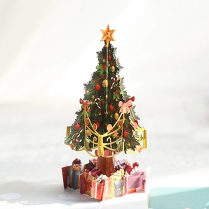 Carte de Noël 3D avec sapin festif, ornements colorés et boîtes cadeaux décoratives