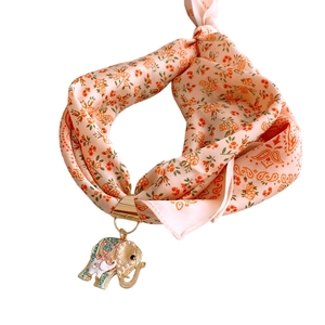Collier foulard en soie florale avec pendentif éléphant en cristal style français