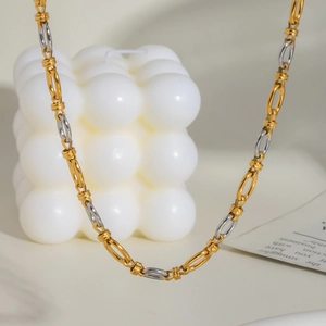 Vue détaillée du collier en acier inoxydable bicolore or et argent à maillons ovales