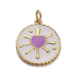 Dettaglio ravvicinato del ciondolo dorato con cuore viola e intarsio in smalto bianco