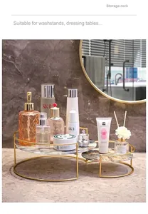 Detalle de estante de baño dorado de dos niveles con bandejas de textura de mármol