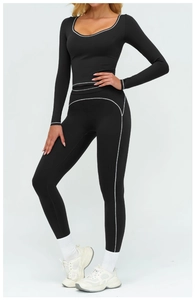 Détail d'un ensemble de yoga extensible avec coutures contrastées blanches sur noir