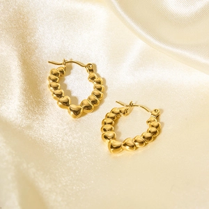 Dettaglio ravvicinato degli orecchini a cerchio a cuore in acciaio inossidabile 18K su raso