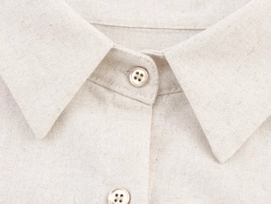 Détail du col de chemise vintage kaki en lin et coton avec boutons ronds précis