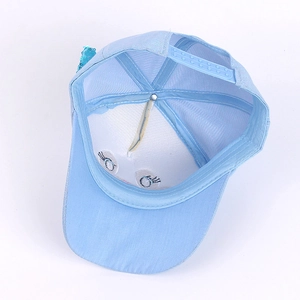 Cappellino da baseball a rete per bambini con ricamo a paillettes e cinturino regolabile