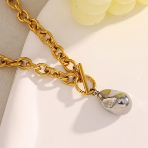 Dettaglio della collana a catena O placcata oro 18K con ciondolo a forma di arachide argento