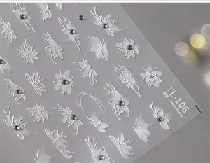 Detailansicht der 3D-Relief-Nagelsticker mit weißen Blumen und Strasssteinen, Modell TL-106