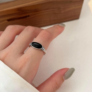 Retro 925 sterling silver ring with oval black agate gemstone on hand display