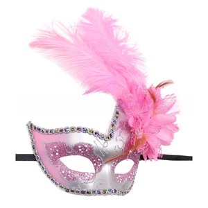 Dettaglio della maschera veneziana argento con glitter rosa e piume decorative laterali