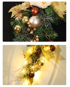 Dettaglio della decorazione natalizia da parete con sfere dorate, pigne e luci LED calde