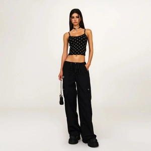 Haut court noir ajusté avec imprimé croix et pantalon cargo assorti à jambes larges