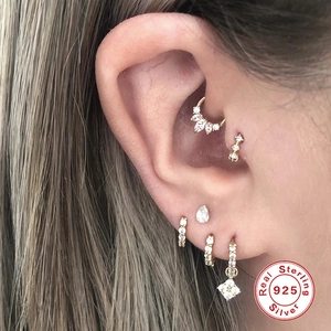 Manchette d'oreille dorée en argent S925 avec zircons pour piercing au cartilage d'oreille