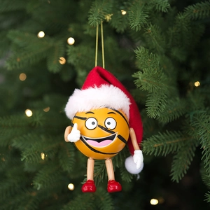 Addobbo natalizio a forma di basket con cappello di Babbo Natale su un albero