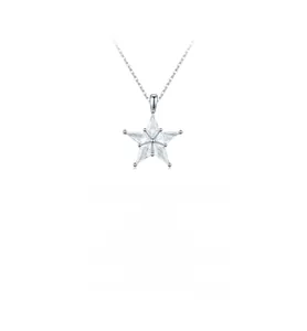 Dettaglio del ciondolo a stella in argento S925 con scintillanti pietre di zircone cubico
