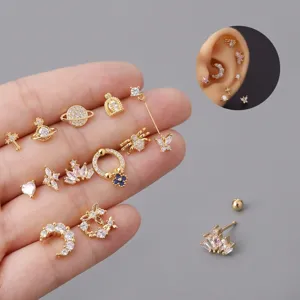 Set de piercings de oreja en acero de titanio dorado con formas de mariposa y cristales