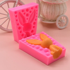 3D Kaninchen Silikonform für DIY Kerzen und Seifen mit fertiger orangefarbener Hasenfigur
