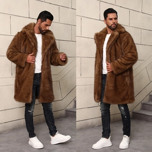 Détail de la texture en fausse fourrure marron et du col à revers sur ce manteau mi-long homme