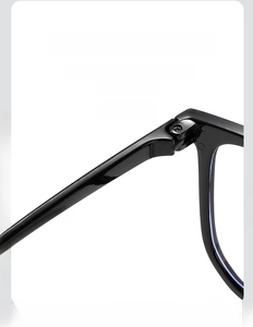 Vue détaillée de la charnière métallique renforcée sur lunettes anti-lumière bleue noires