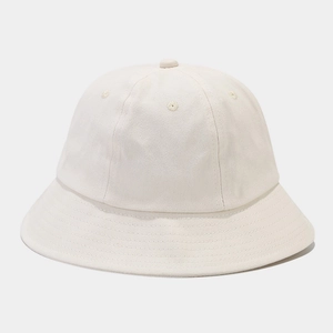 Détail d'un bob en coton beige avec œillets brodés et large bord surpiqué
