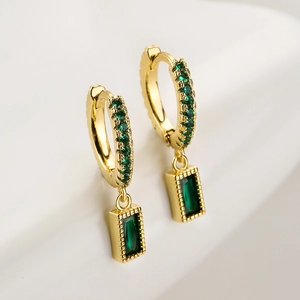 Dettaglio di orecchini a cerchio placcati oro con pendenti rettangolari in zircone verde