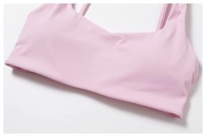 Gros plan du soutien-gorge de sport rose avec texture fine et doubles bretelles élastiques
