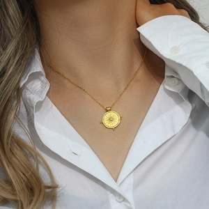Collier avec pendentif boussole solaire en acier plaqué or 18K sur un mannequin