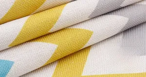 Primo piano di spesso tessuto in lino composito a chevron con trama intrecciata