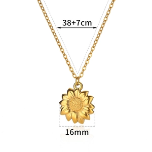 Detailansicht der Sonnenblumen-Halskette mit 16mm Anhänger und 38+7cm Kettenlänge