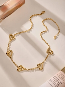 Dettaglio della collana a cuore in acciaio inossidabile placcato oro 18K con marchio S.STEEL