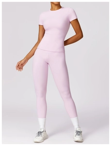 Detail of high-stretch quick-dry yoga set in light pink with high-waist leggings