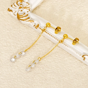 Boucles d'oreilles pendantes dorées avec pierres en zircone sur fond vintage
