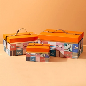 Dreiteiliges Geschenkbox-Set mit orangefarbenen Deckeln, Pferdemuster und Griffen
