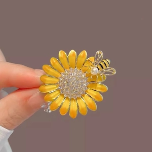 Broche tournesol aux pétales jaunes, centre en cristal et détail de petite abeille dorée