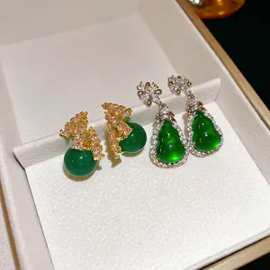 Orecchini a lobo in agata verde e pendenti a zucca con zirconi su scatola in pelle