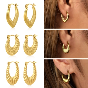 Détail de trois paires de créoles texturées en acier inoxydable plaqué or 18 carats pour femme