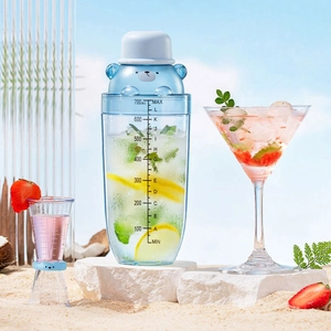 700ml blue bear plastic cocktail shaker and jigger set for summer beach drinks