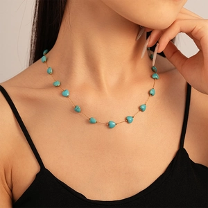 Collier vintage avec perles de turquoise en forme de cœur sur une fine chaîne dorée