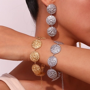 Set bracciale e orecchini a disco martellato in acciaio inossidabile placcato oro 18K