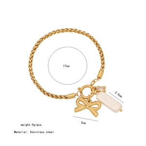 Dettaglio di un bracciale in acciaio dorato con fiocco, madreperla e dimensioni
