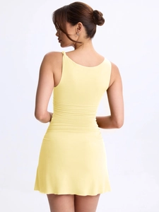 Robe courte sans manches jaune pâle ajustée avec fronces latérales et vue de dos