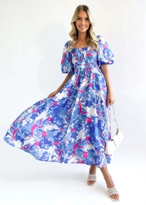Detail von Karree-Ausschnitt und gerafftem Mieder am floralen Maxikleid