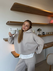 Detail van beige oversized hoodie-set met dikke katoenen stof en casual verlaagde schouders
