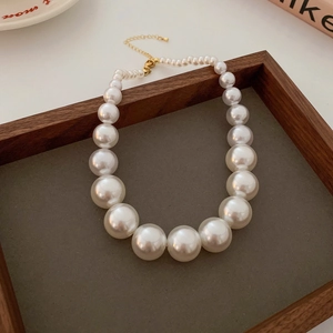 French retro pearl necklace with gradient white pearls and gold lobster clasp