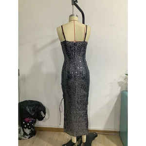 Dettaglio dell'abito con paillettes schiena scoperta con lacci e taglio a sirena attillato